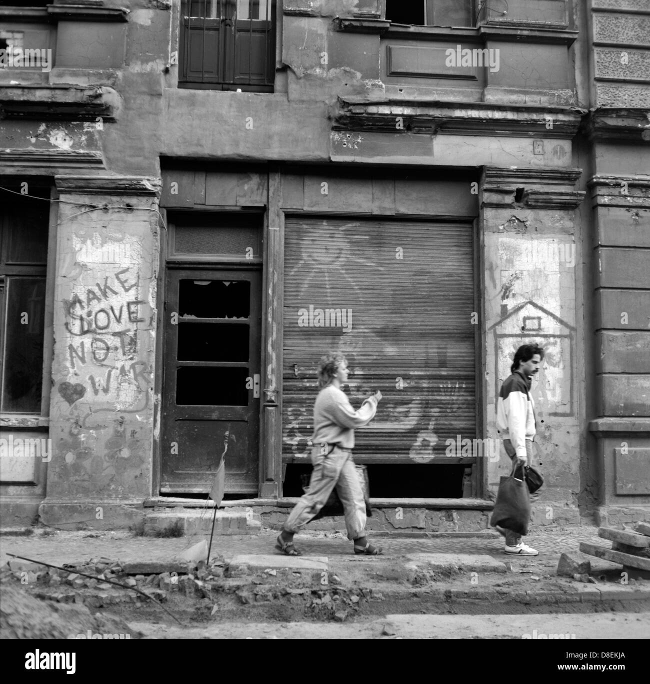 Berlin, DDR, Fußgänger Fuß vorbei an verlassenen Häusern Stockfoto