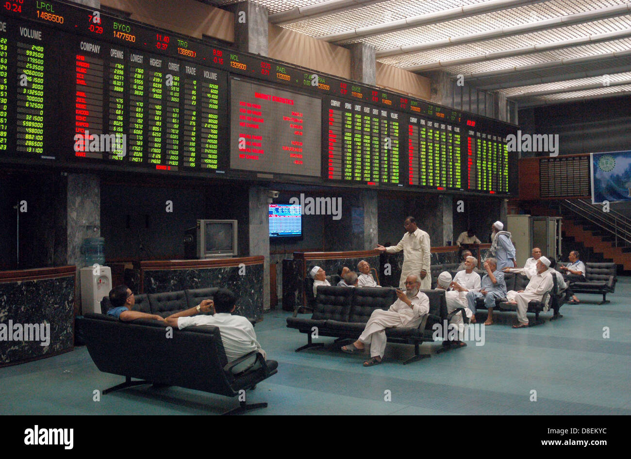 Pakistanische Börsenmakler betrachten ein Lager Diagramm während eines Handelstages Sitzung an der Karachi Stock Exchange (KSE) in Karachi auf Montag, 27. Mai 2013. Der Benchmark Schloss KSE-100-Index bei 20958.86, 324,91 Punkte am Ende des Tages. Stockfoto