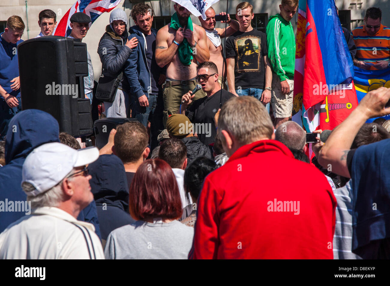 London, UK. 27. Mai 2013. Stephen "Tommy Robinson" Yaxley-Lennon, Zentrum, befasst sich mit die Masse als die English Defence League Portests außerhalb Downing Street nach der Ermordung von Schlagzeuger Lee Rigby in Woolwich. Bildnachweis: Paul Davey/AlamyLive News Stockfoto