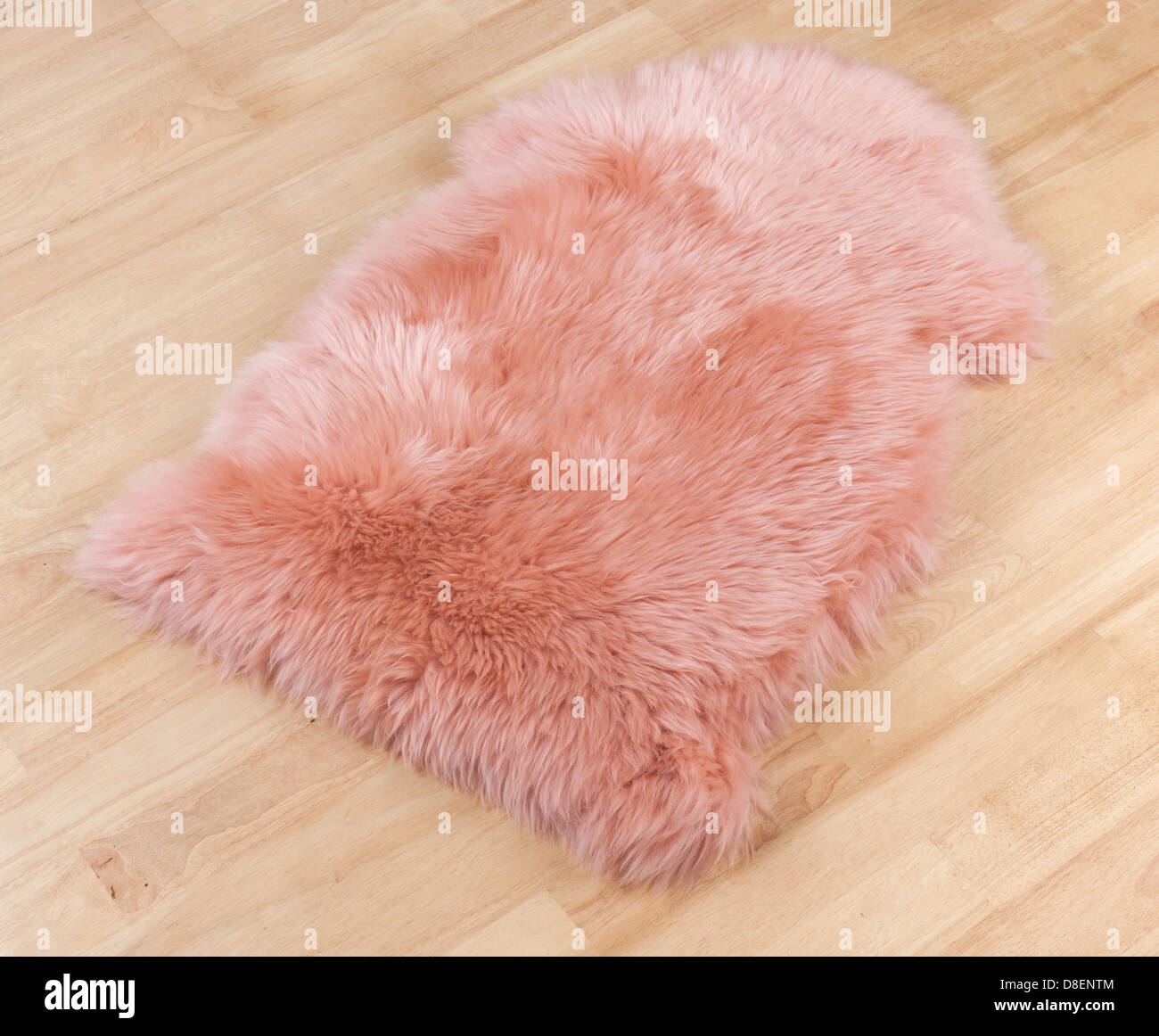 Dekorative Fell Teppich auf Holzboden Stockfoto