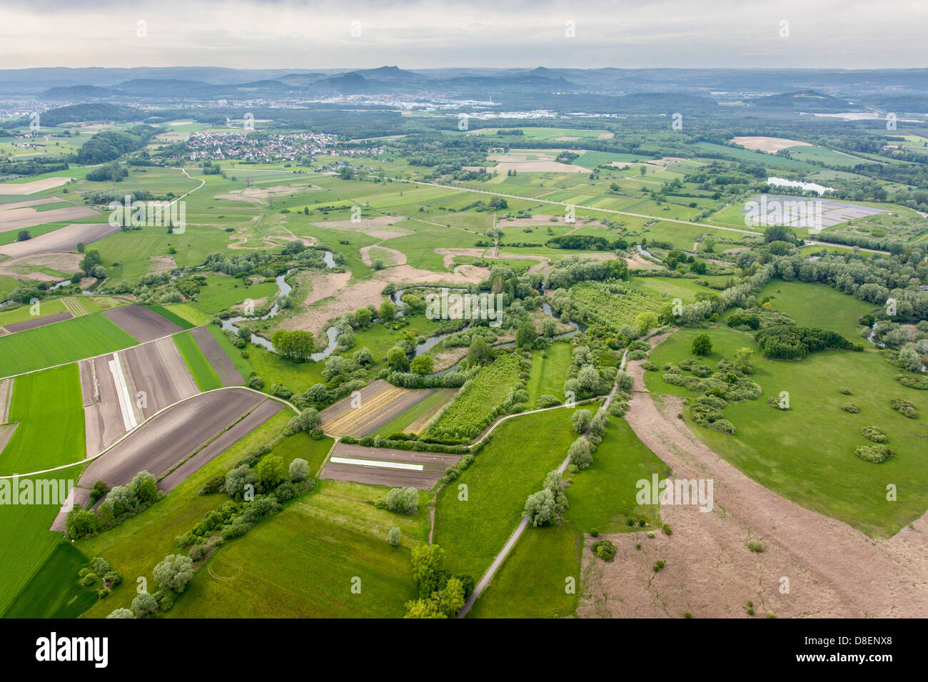 Fluss Aach und Felder Stockfoto