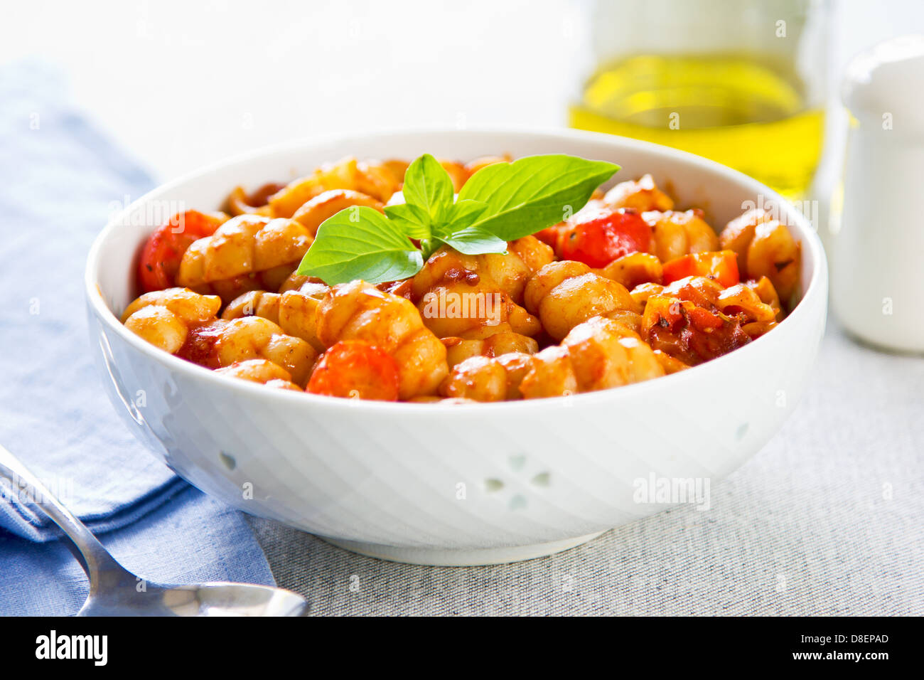 Nudeln mit Tomatensauce und Basilikum Stockfoto