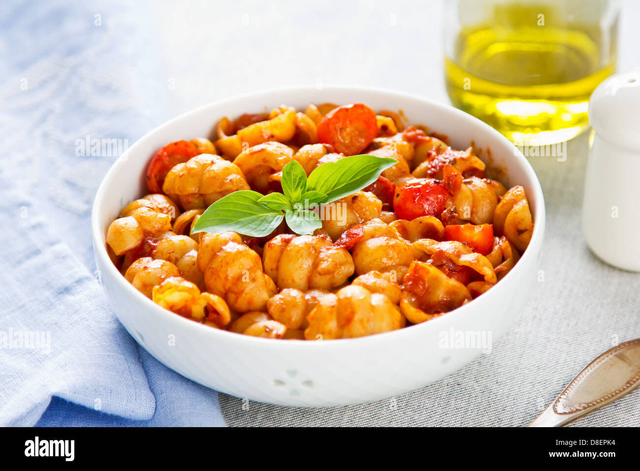 Nudeln mit Tomatensauce und Basilikum Stockfoto