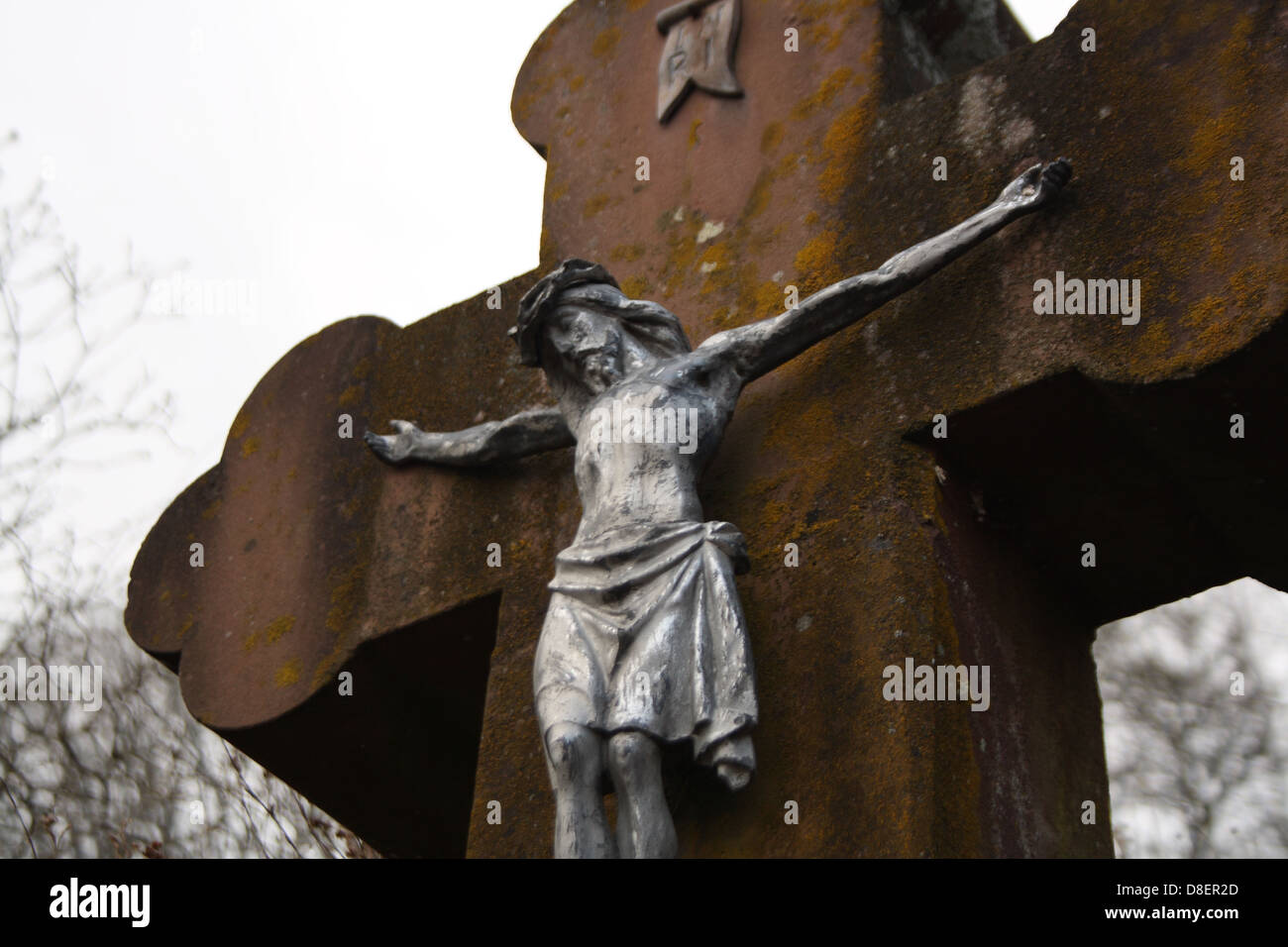 Eine Skulptur von der Kreuzigung Jesu am Kreuz. Stockfoto