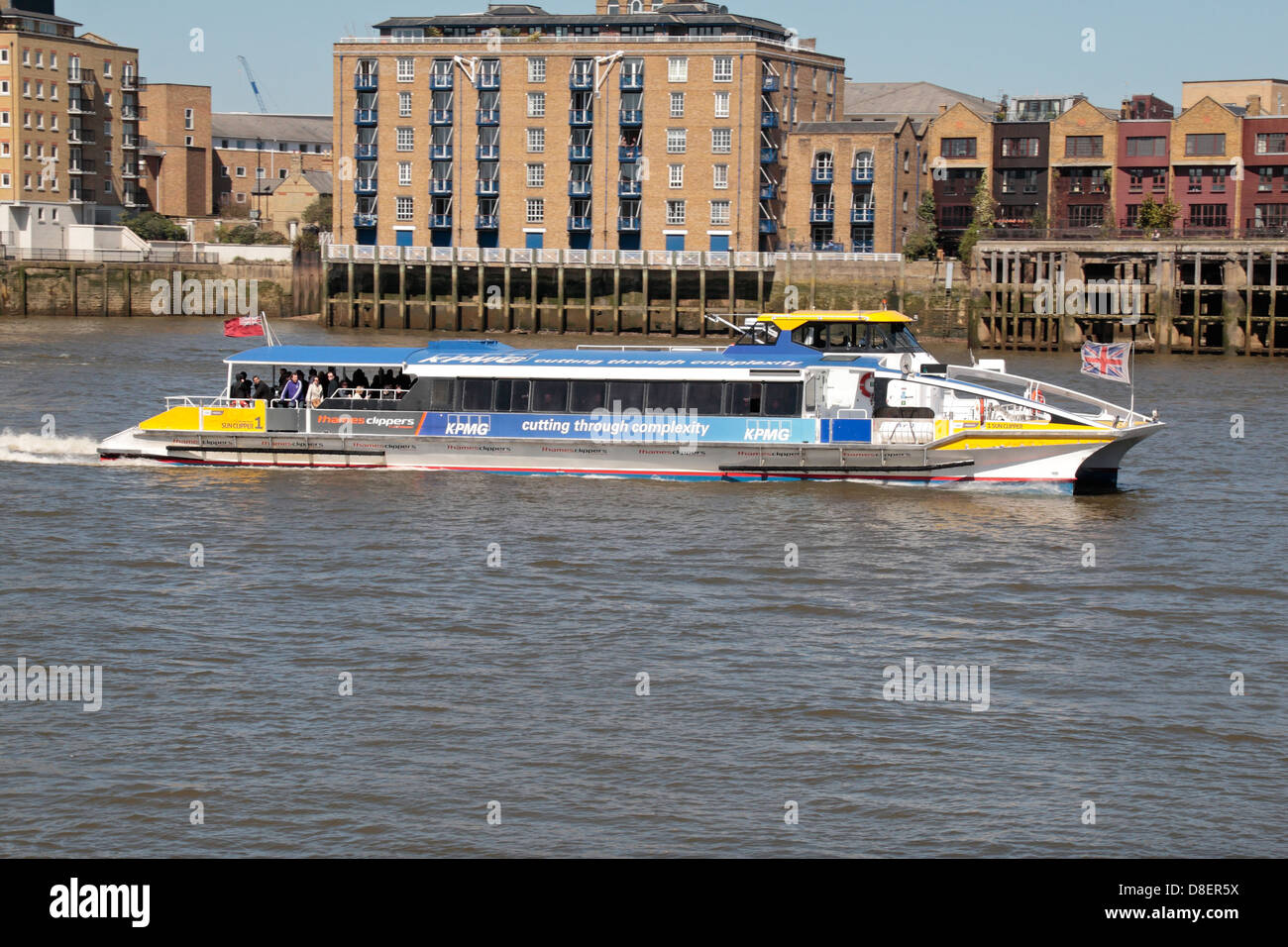 "Sun Clipper" Nr. 1 der "Thames Clippers", gesponsert von KPMG, Kranke auf der Themse, London, UK. Stockfoto