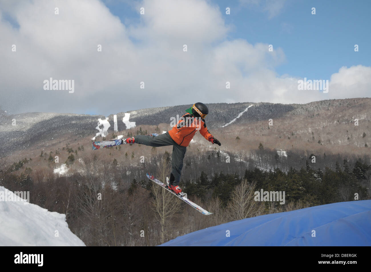 Ein extremer Skifahrer fliegt einen Sprung nicht so gut in Form wie er über den Boden auf einem Airbag im Sugarbush Resort in Warren, VT. Stockfoto