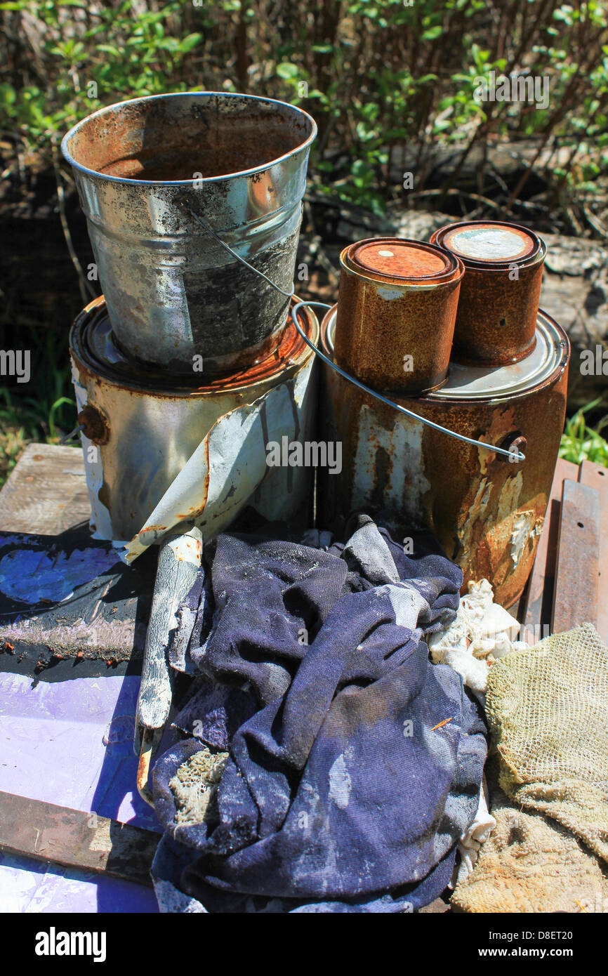 Rostige alte Farbe Dosen, Lumpen und Blecheimer Stockfoto