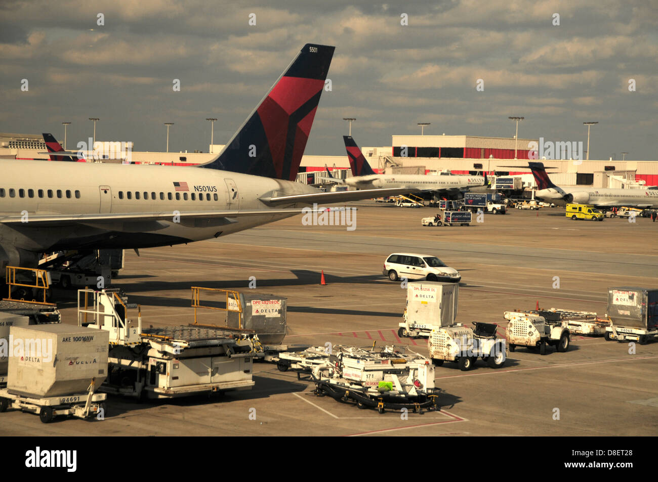 US-Airlines Flugzeuge warten auf Abfahrt Flughafen Detroit, Michigan. Stockfoto