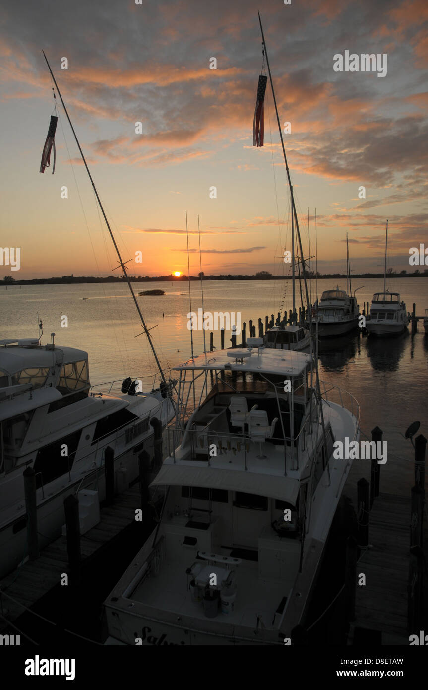 Die Sonne geht über Bootsliegeplätze in Englewood, Florida, Vereinigte Staaten von Amerika Stockfoto