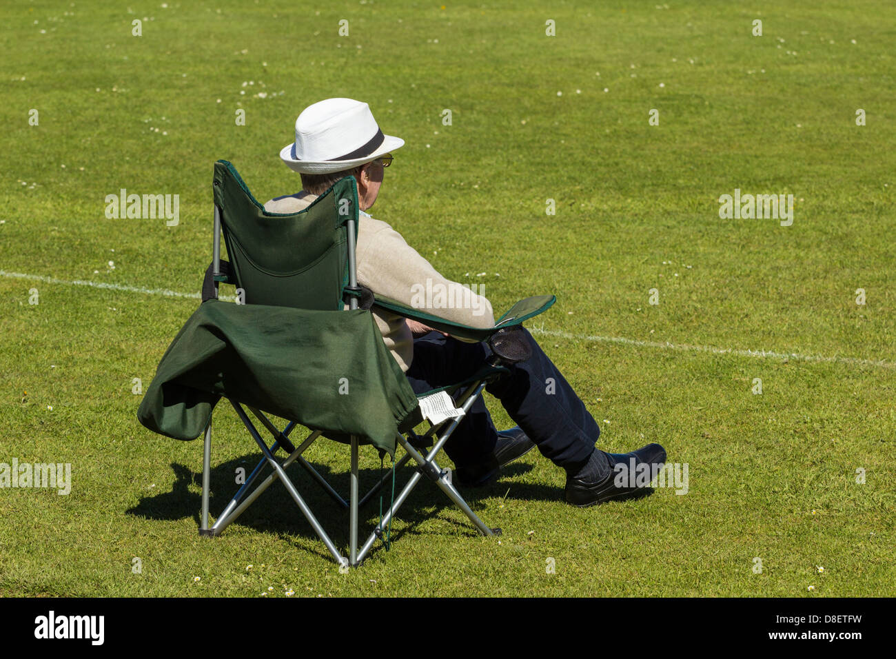Reifer Mann beobachten Dorf Cricket-Match im Sommer. England, UK Stockfoto