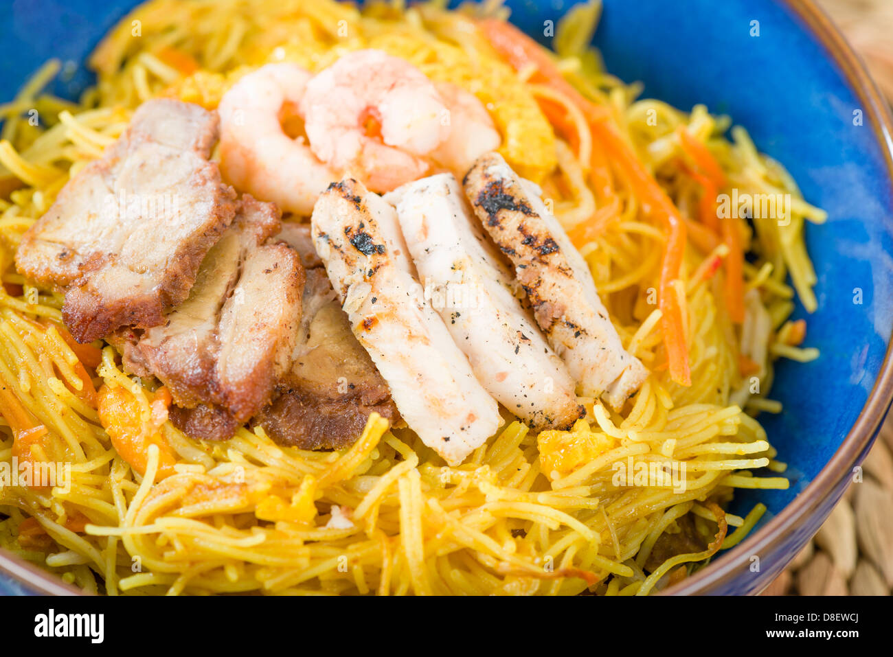 Singapur-Stil Nudeln - gebraten Reis Nudeln mit Curry-Pulver, garniert ...