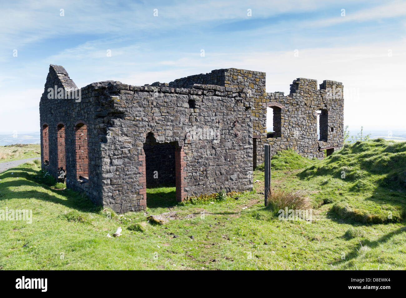 Alten verlassenen Steinbruch Gebäuden auf der Oberseite braun Clee Hill Shropshire Stockfoto
