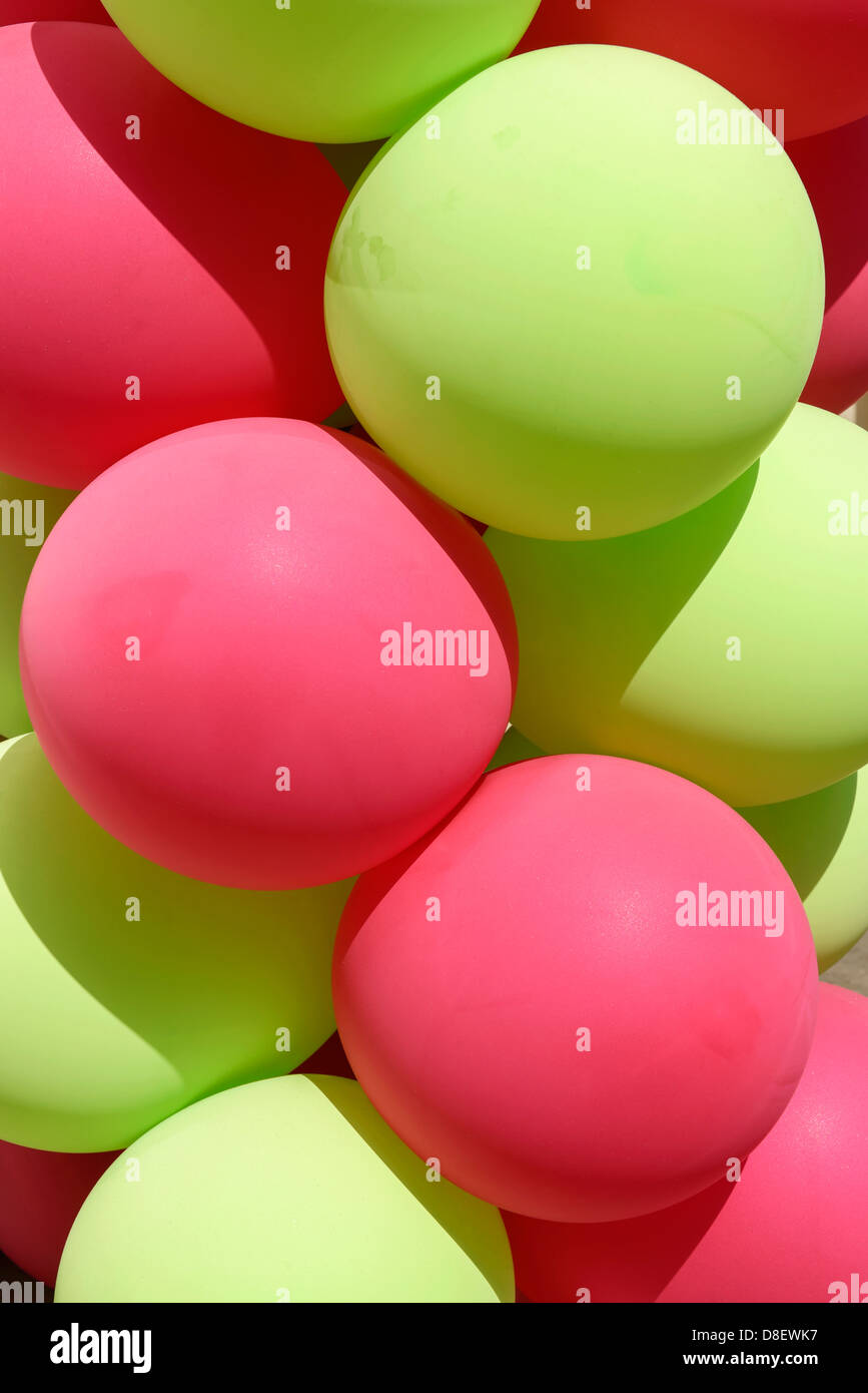 Grün und rosa Ballons Stockfoto