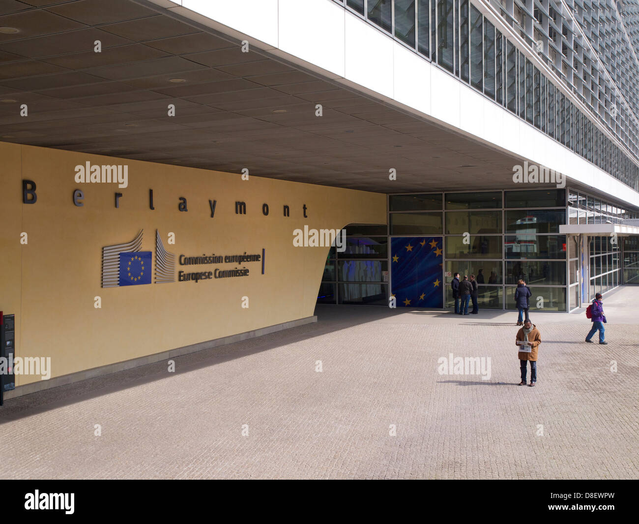 Eingang des Berlaymont-Gebäude der Europäischen Kommission in Brüssel mit Menschen Stockfoto