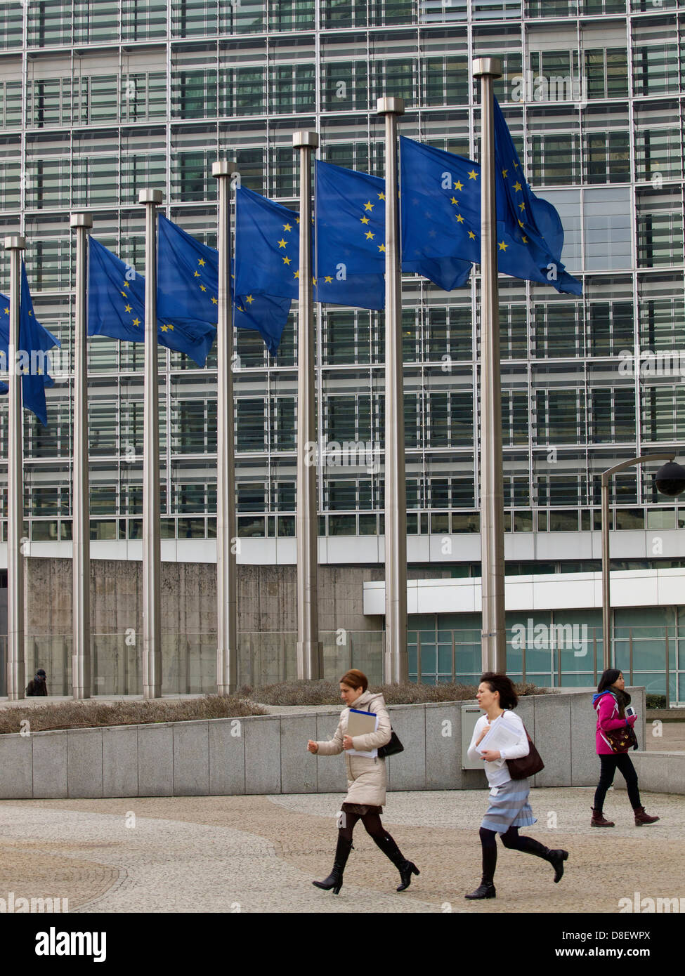 Zwei Frauen, die von dem Berlaymont-Gebäude der Europäischen Kommission in Brüssel, Belgien Stockfoto