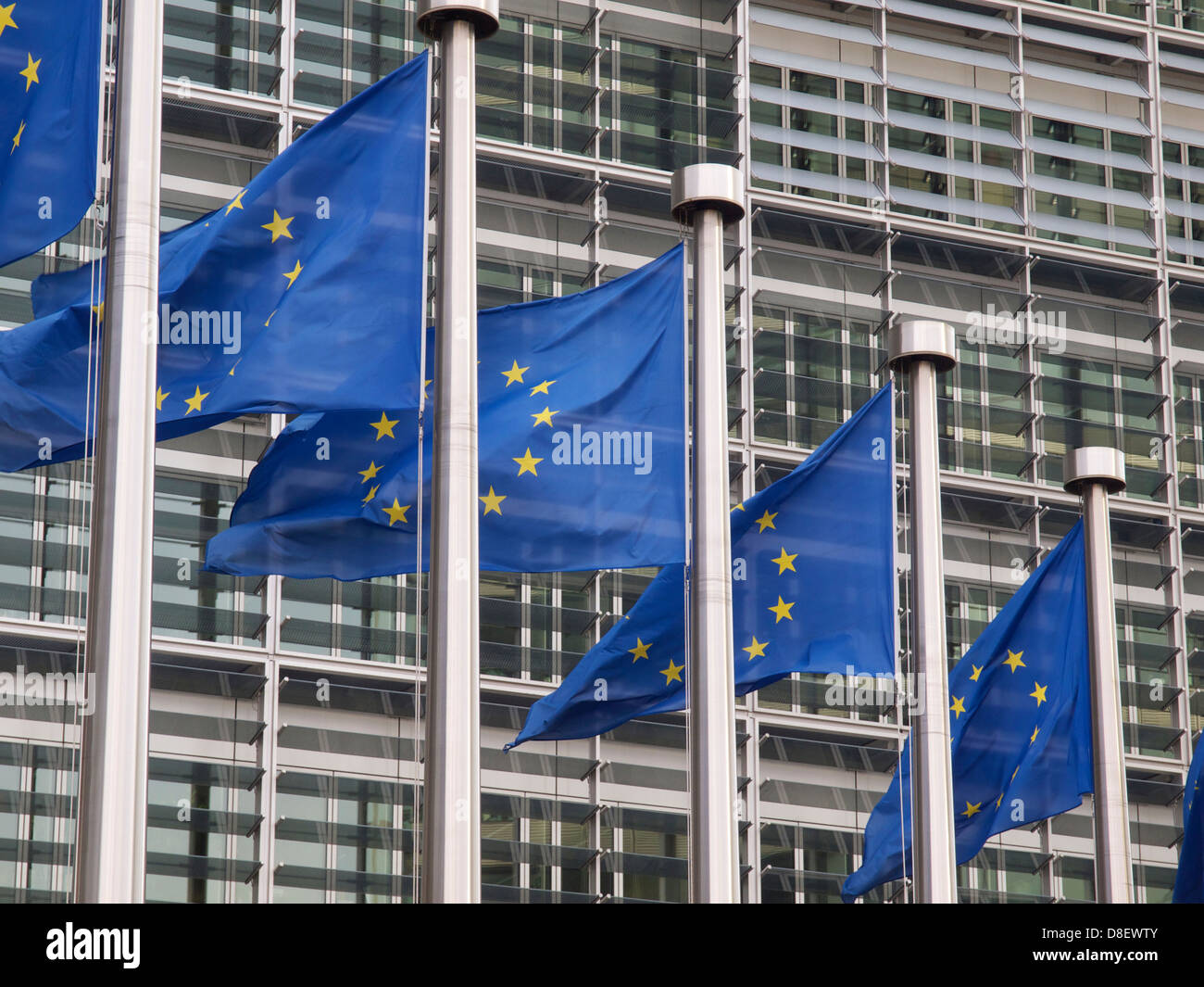 Europäische Union Flaggen vor dem Berlaymont-Gebäude der Europäischen Kommission in Brüssel, Belgien Stockfoto