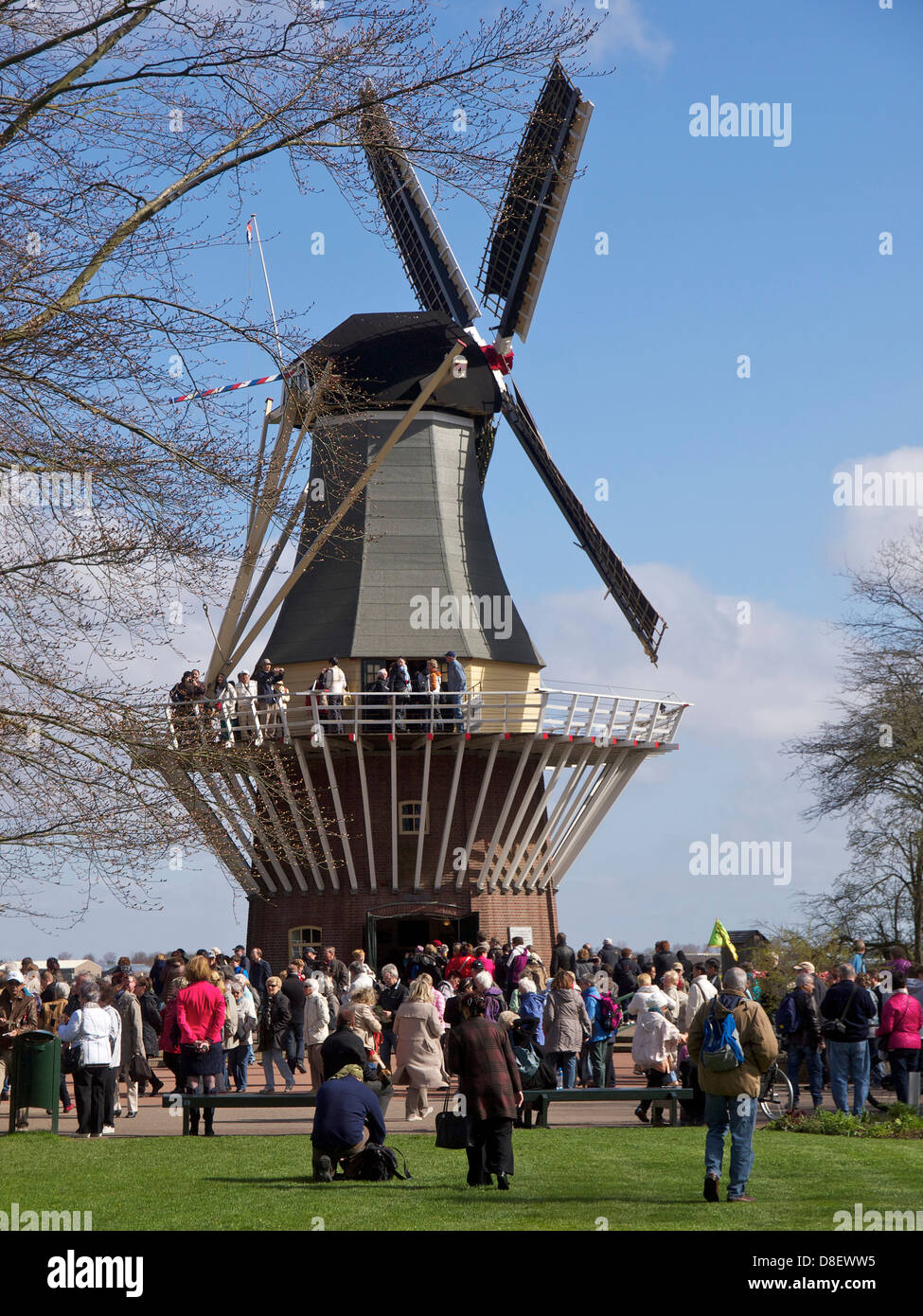 Viele Touristen besuchen die alte Windmühle im Keukenhof Park, Lisse, Niederlande Stockfoto