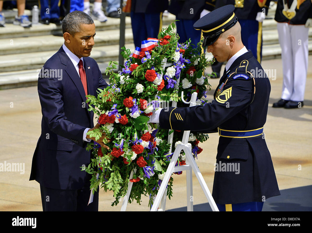 US Präsident Barack Obama legt einen Kranz nieder während der Memorial Day Zeremonie am Grab des unbekannten Soldaten 27. Mai 2013 am Nationalfriedhof Arlington, VA. Stockfoto