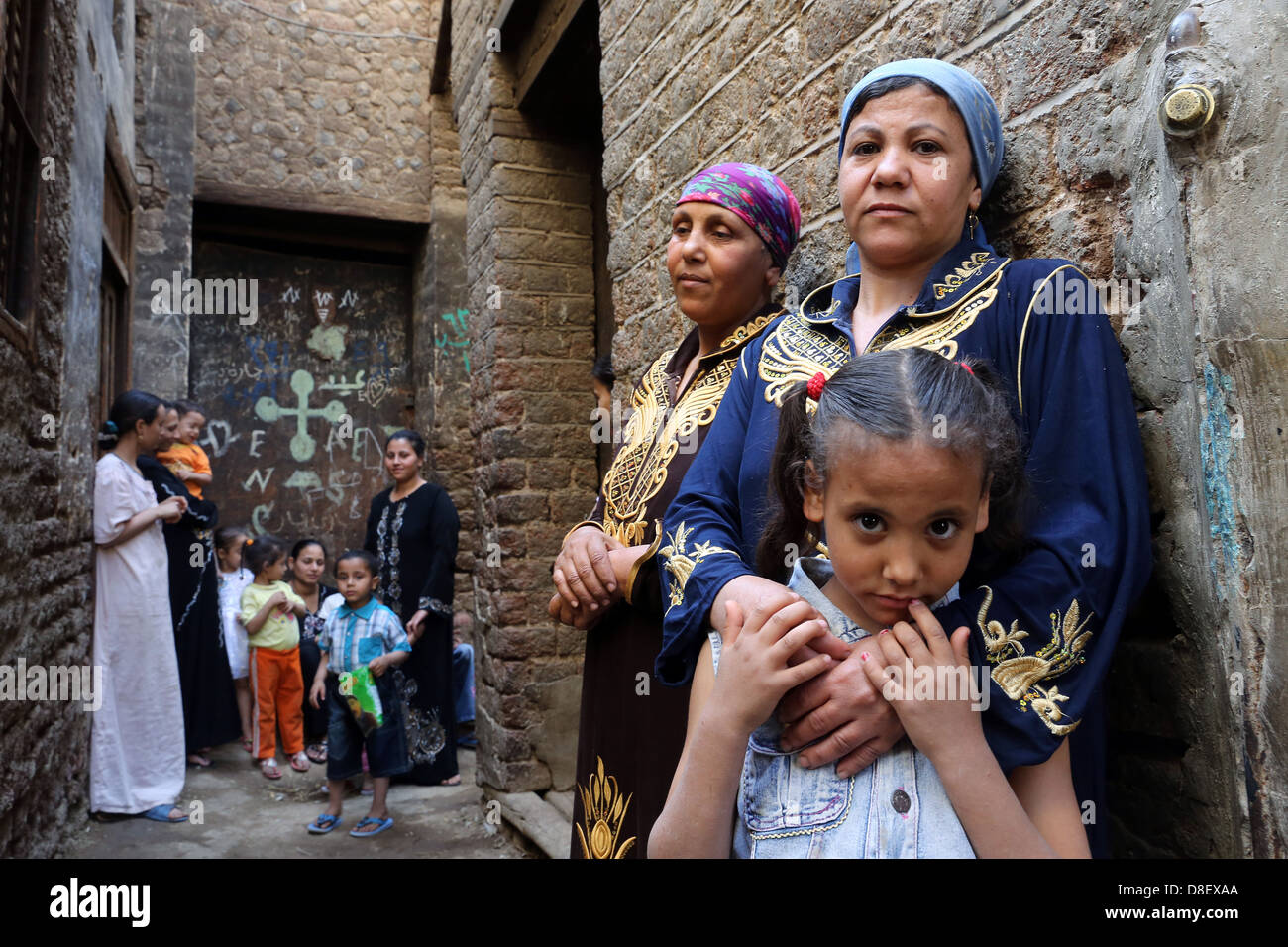 Frauen und Kinder in einem koptischen christlichen Viertel Shanayna, Oberägypten Stockfoto
