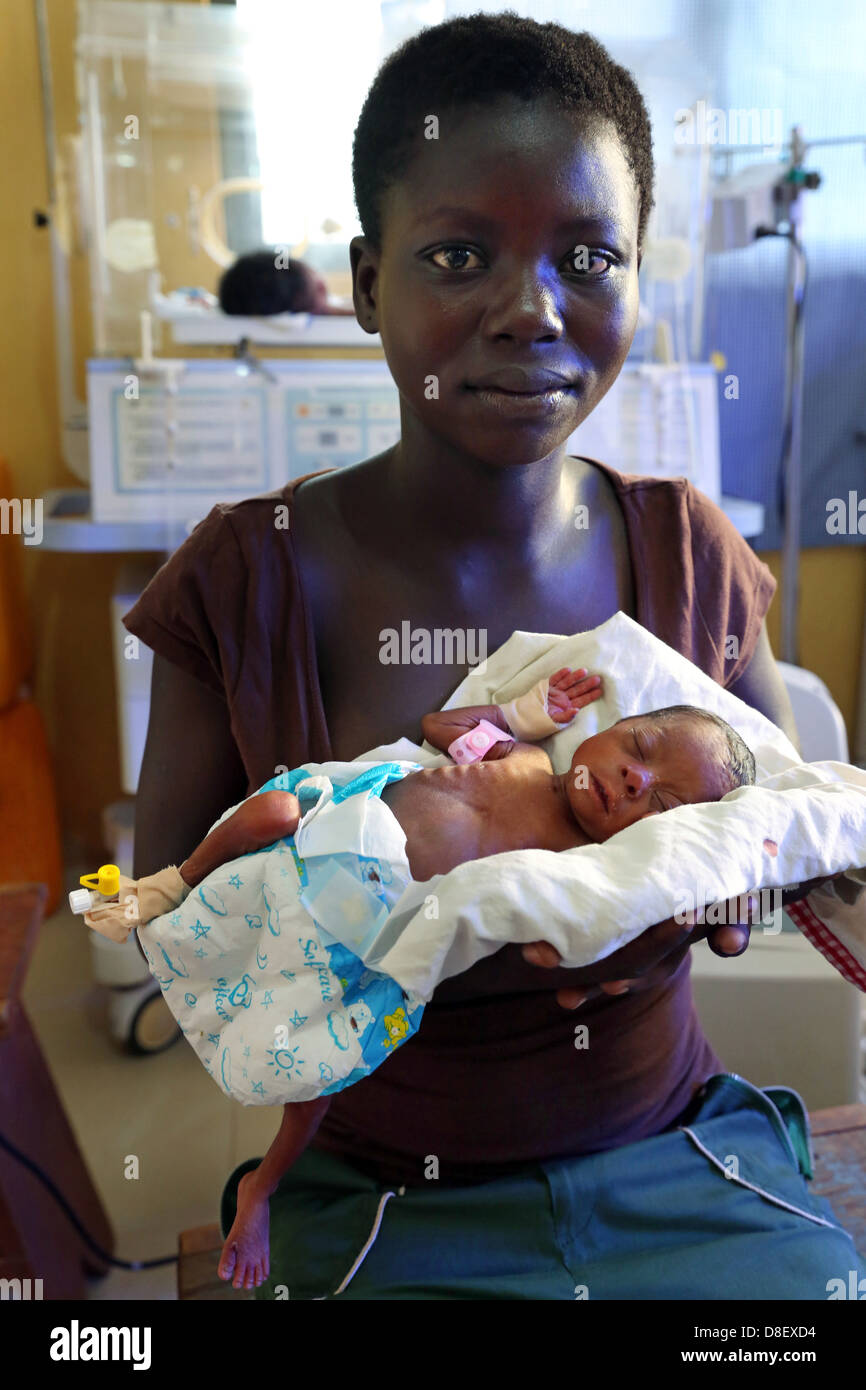 Teenager-Mutter (13 Jahre) einen Tag, nachdem sie ein 900 g junge in einem vorzeitigen Krankenhaus in Techiman, Ghana geliefert Stockfoto