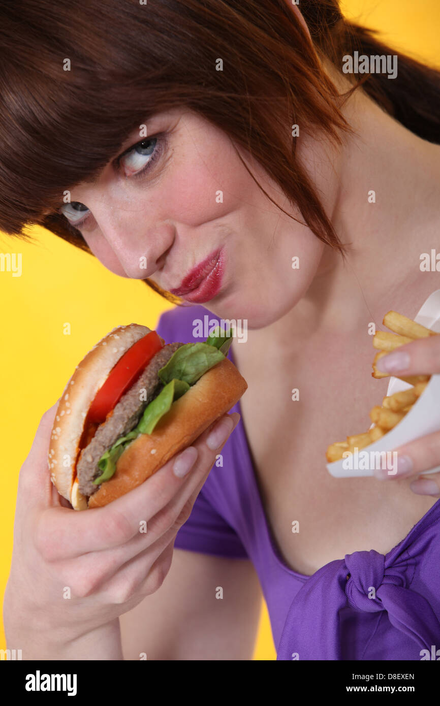 Frau, Essen, Burger und Pommes frites Stockfoto