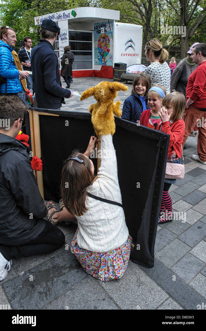 Handschuh Marionette Interpreten von hinten auf das Brighton Festival Fringe auf 16.05.2013 in Brighton. Bild von Julie Edwards Stockfoto