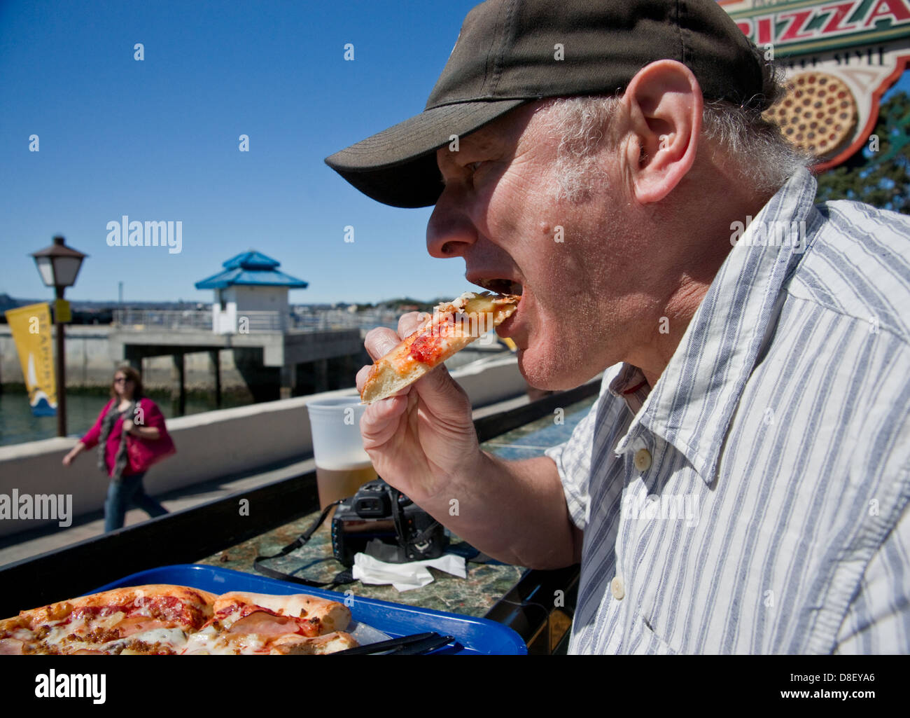 Eine Nahaufnahme von einem Mann isst Pizza. Stockfoto
