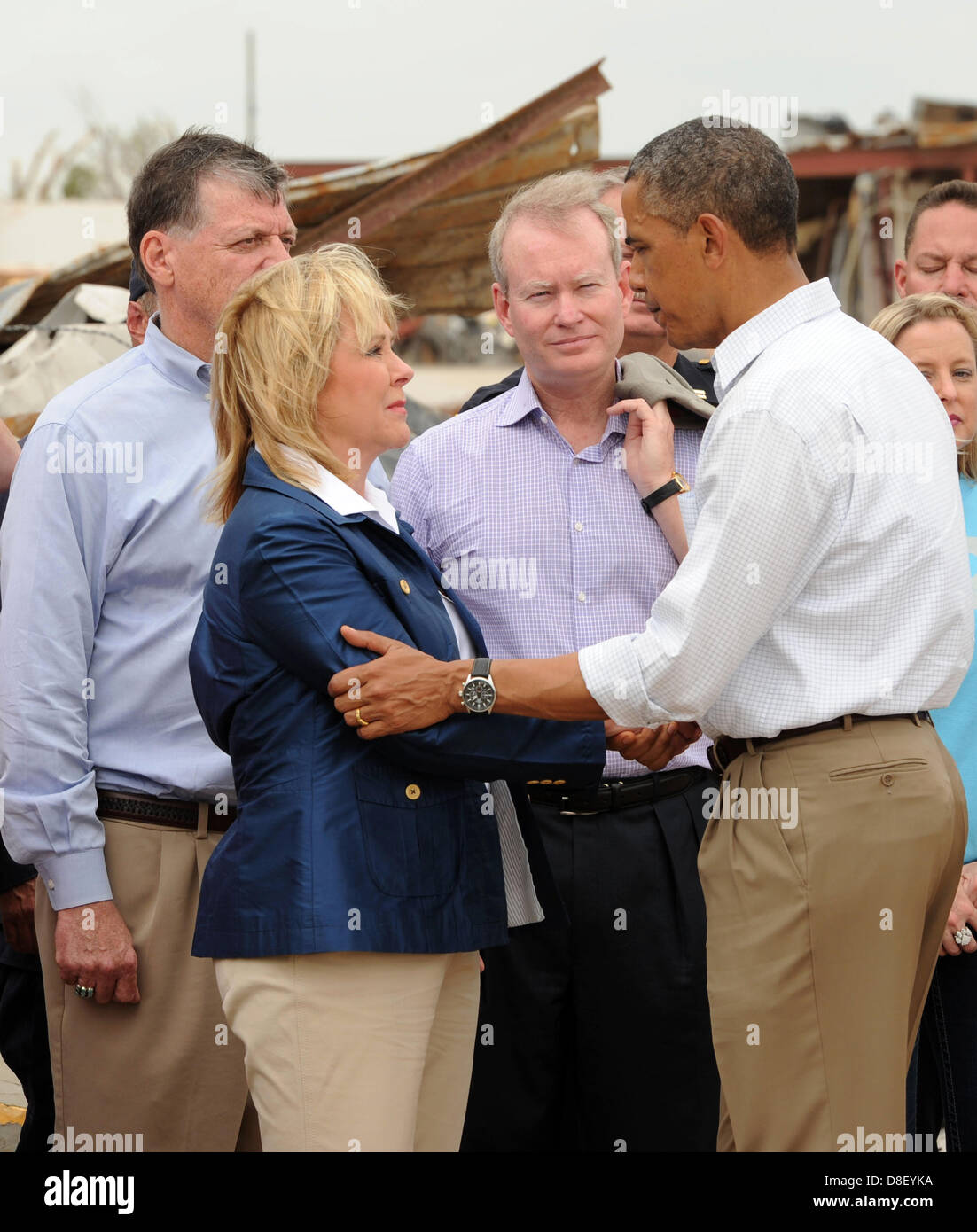 US-Präsident Barack Obama Dank Gouverneur von Oklahoma Mary Fallin und anderen lokalen und staatlichen Beamten, die nach einer Tour durch Gebiete, die durch ein EF5 Tornado beschädigt 26. Mai 2013 in Moore, OK. Stockfoto