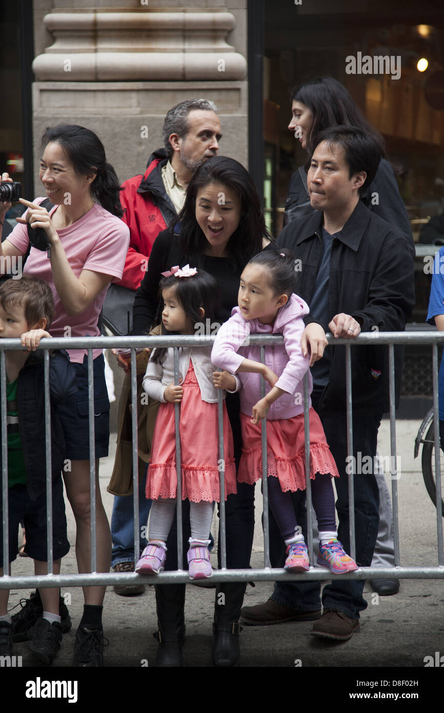 2013: New York City Dance Parade. Asiatischen Familie wacht die Parade am Broadway. Stockfoto