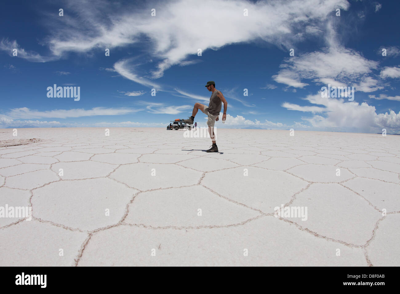 Der Mensch tritt in eine Illusion der Perspektive Stockfoto