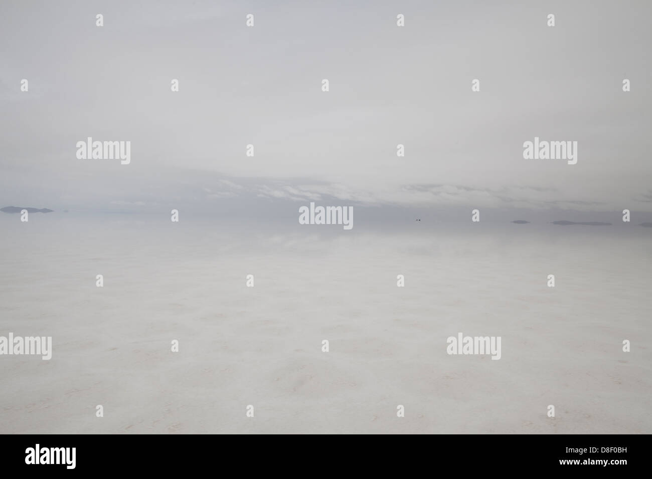 Die offenen weiten Raum des Salar de Uyuni nach Regenfällen Erstellen eines desorientierenden reflektierende Oberfläche Stockfoto