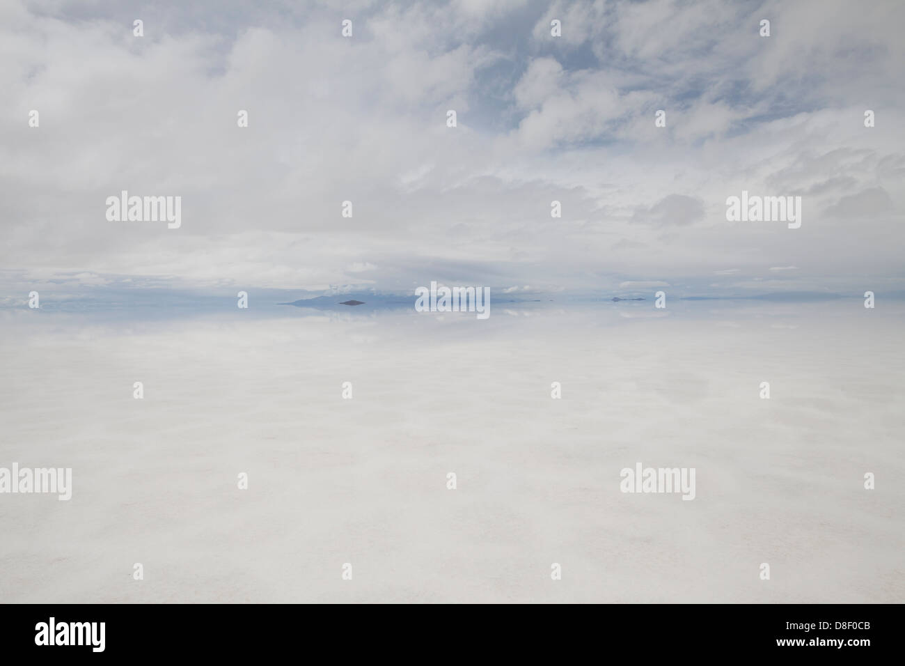 Die offenen weiten Raum des Salar de Uyuni nach Regenfällen Erstellen eines desorientierenden reflektierende Oberfläche Stockfoto