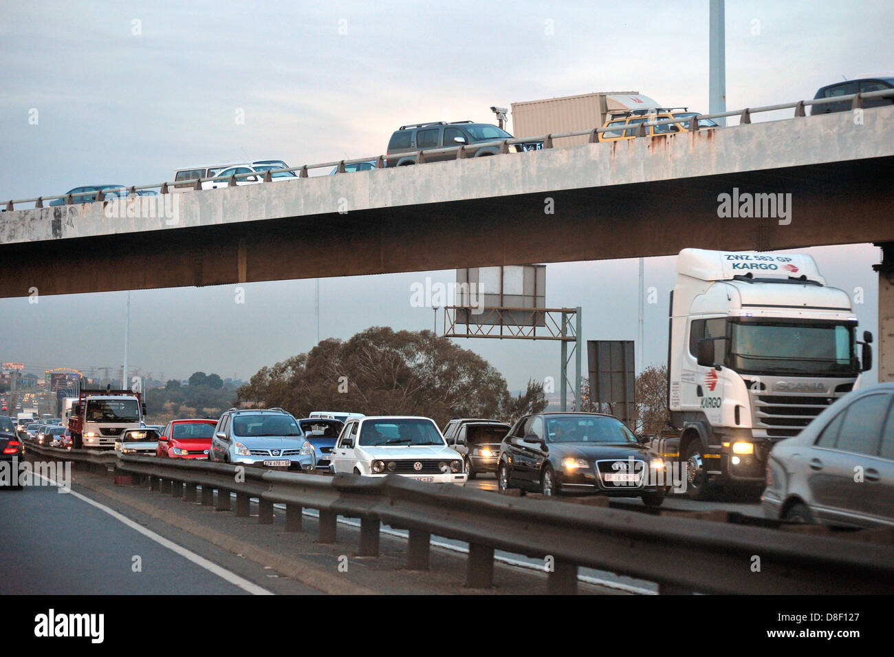 Viele Autos stecken im Stau während der Rush Hour in Johannesburg in Südafrika. Stockfoto