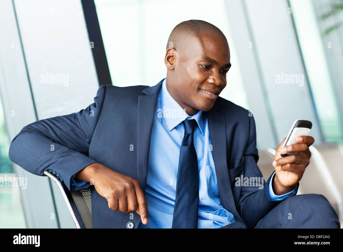 gut aussehend afrikanische amerikanische Geschäftsmann mit Smartphone-e-Mail Stockfoto