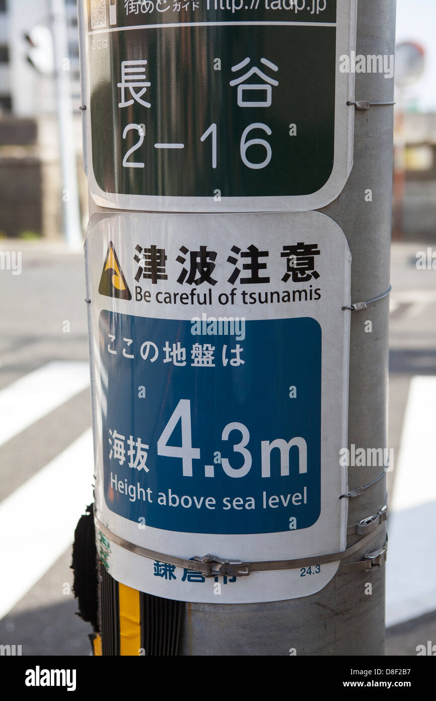 Platte mit Ankündigung für hohe Wasser während der Tsunami in Kamakura Seeküste. Seien Sie vorsichtig, Tsunami, Japan Stockfoto