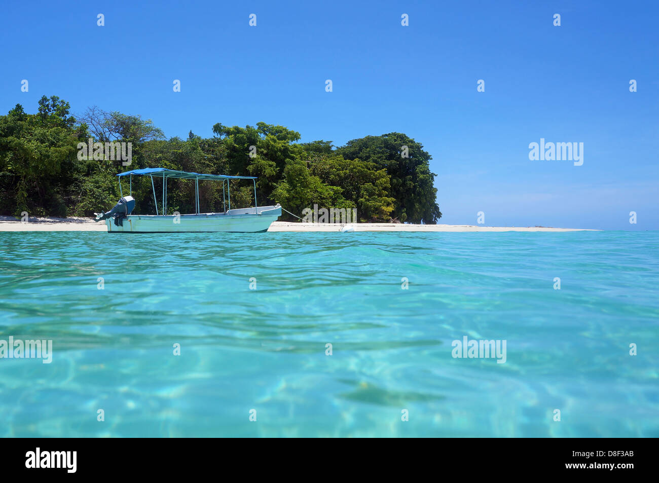 Tropische Insel-Strand mit einem Boot im türkisfarbenen Wasser, Karibik, Panama Stockfoto