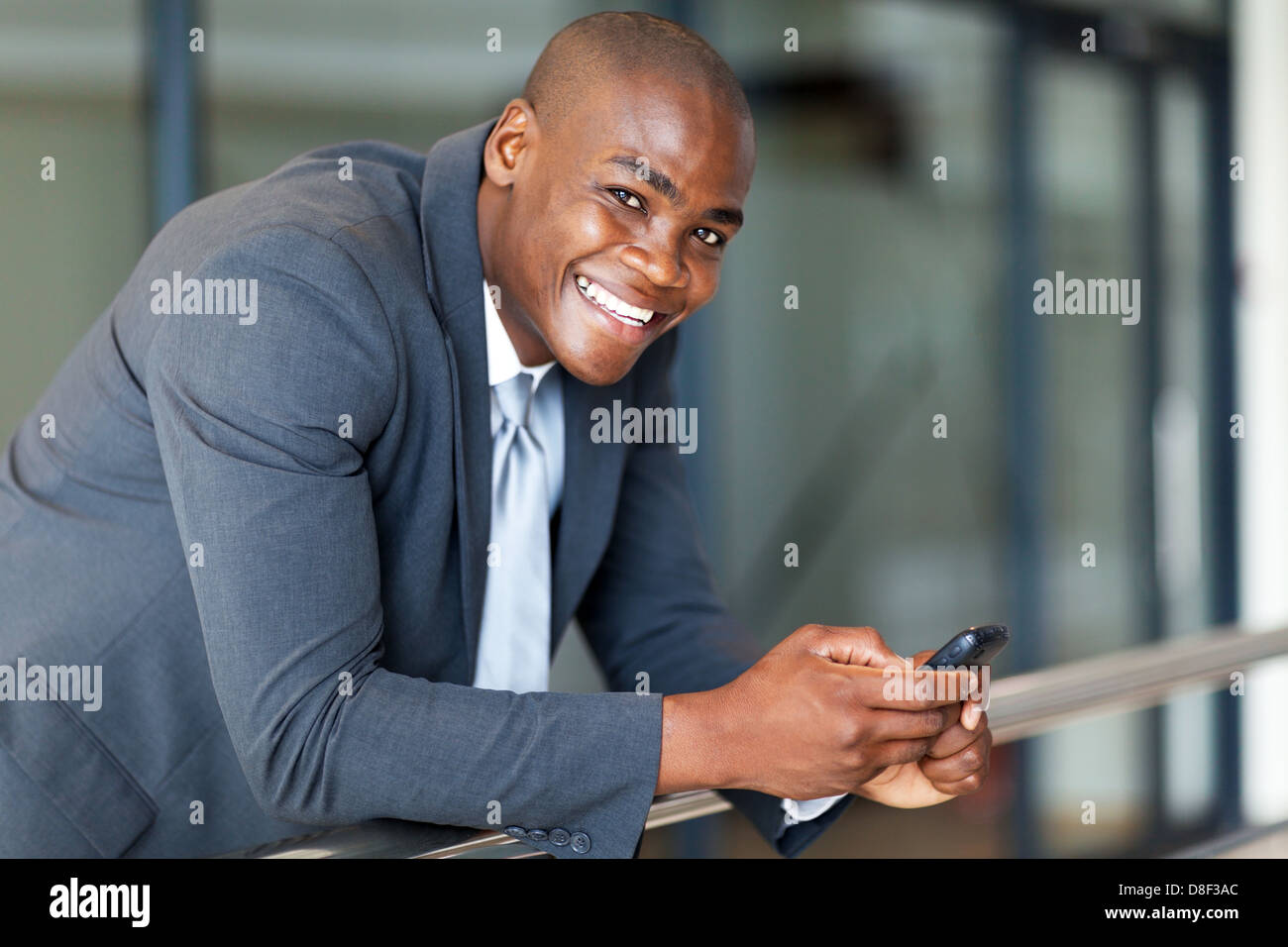 schöne afrikanische amerikanische Geschäftsmann mit Smartphone Stockfoto