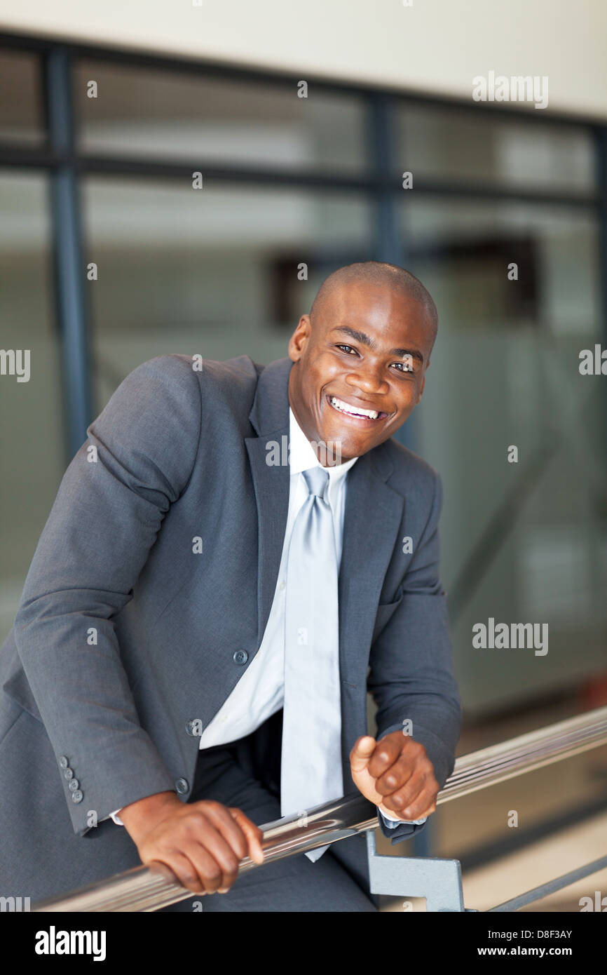 fröhliche afrikanische amerikanische Geschäftsmann im Büro Stockfoto