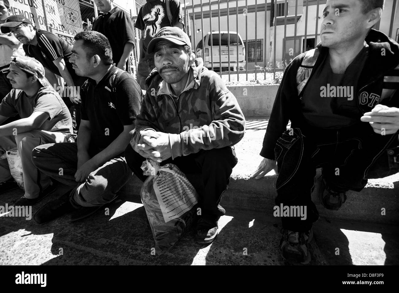 25. April 2013 - Nogales, Sonora, Mexiko - Männer versammeln sich außerhalb der Comedor-Hilfe-Zentrum in Nogales, Mexiko, nach dem Frühstück. Viele aktuelle Deportierten verbringen ihre Tage in dieser Grenzstadt, um herauszufinden, wie Sie zurück zu ihren Familien anderswo in Mexiko, oder sie wiegen ein weiterer Versuch der Einreise in die USA (Credit-Bild: © Willen Seberger/ZUMAPRESS.com) Stockfoto