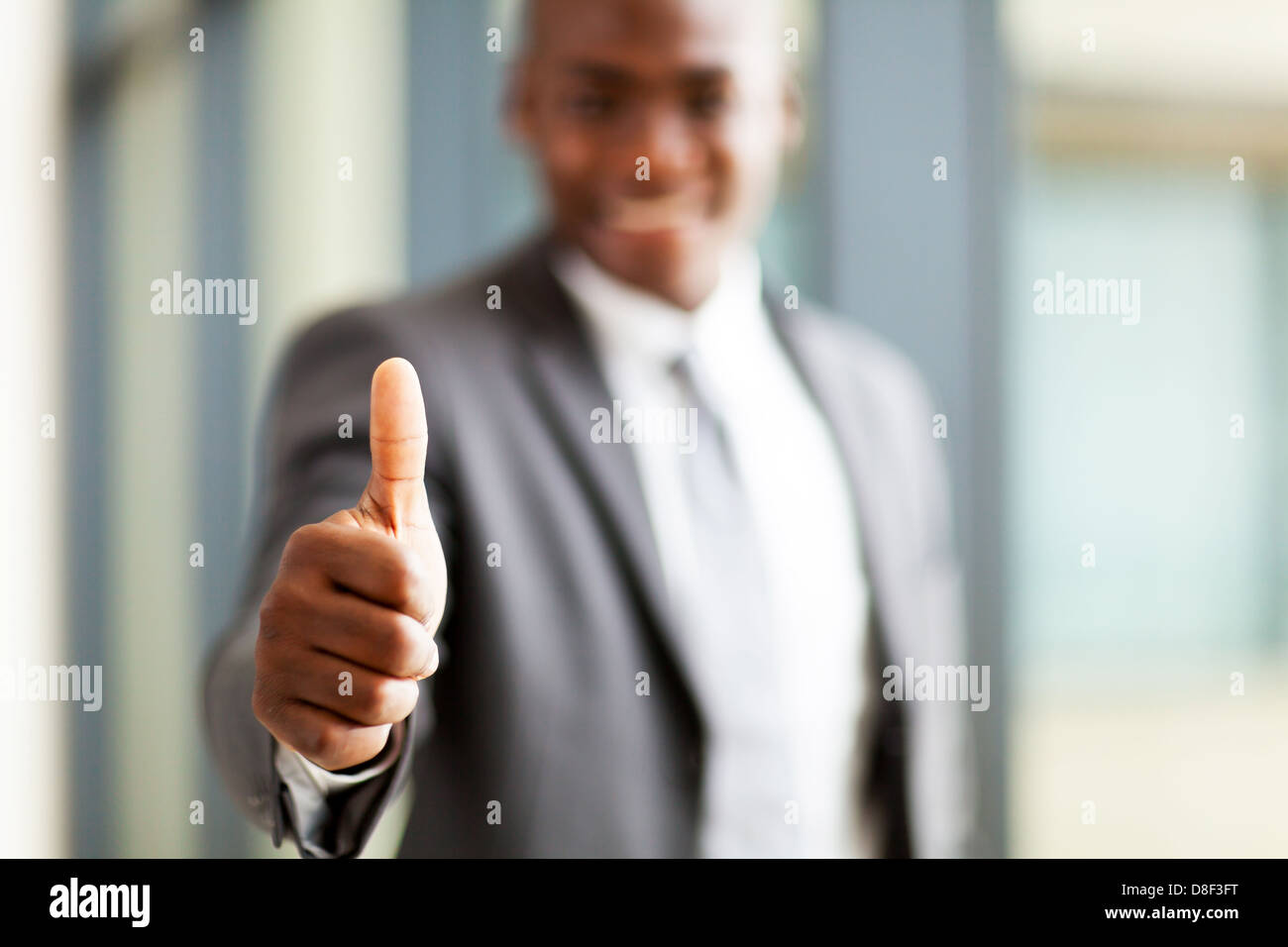 moderne afrikanische amerikanische Business executive Daumen oben Stockfoto