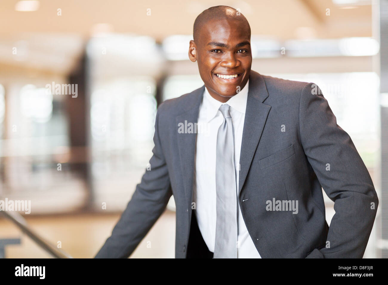 fröhliche afrikanische amerikanische Geschäftsmann im Büro Stockfoto