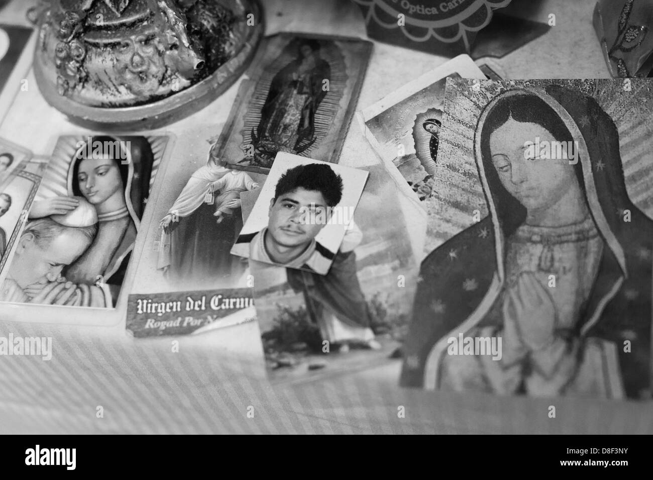 25. April 2013 - Nogales, Sonora, Mexiko - ein Foto von einem Mann, vielleicht ein Grenzgänger, sitzt unter Gebetskarten auf einem Altar im San Juan Bosco Tierheim in Nogales, Son., Mex. (Credit-Bild: © Willen Seberger/ZUMAPRESS.com) Stockfoto