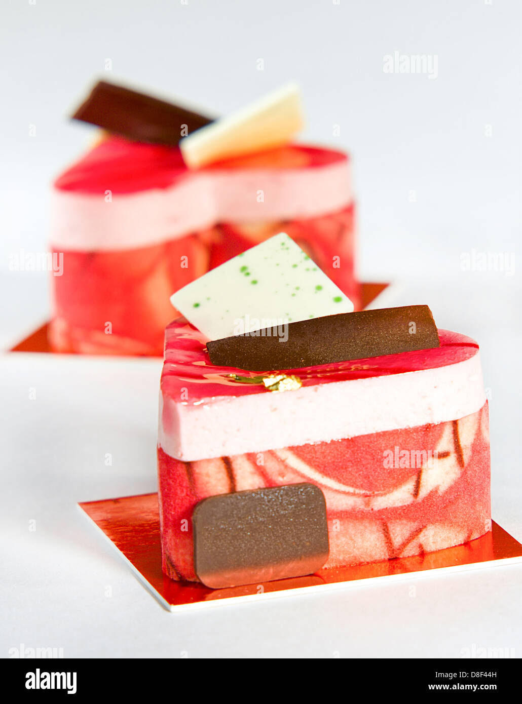 Erdbeer-Käse-Kuchen in Herzform für den Liebhaber am Valentinstag Stockfoto