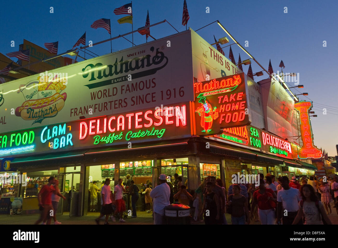 Coney Island, NY - Nathans berühmten Hot Dog Restaurant in der Abenddämmerung Stockfoto
