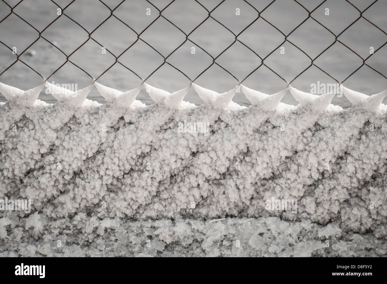 Israel, Totes Meer Salz Crystalization auf einem Zaun verursacht durch Wasserverdunstung Stockfoto