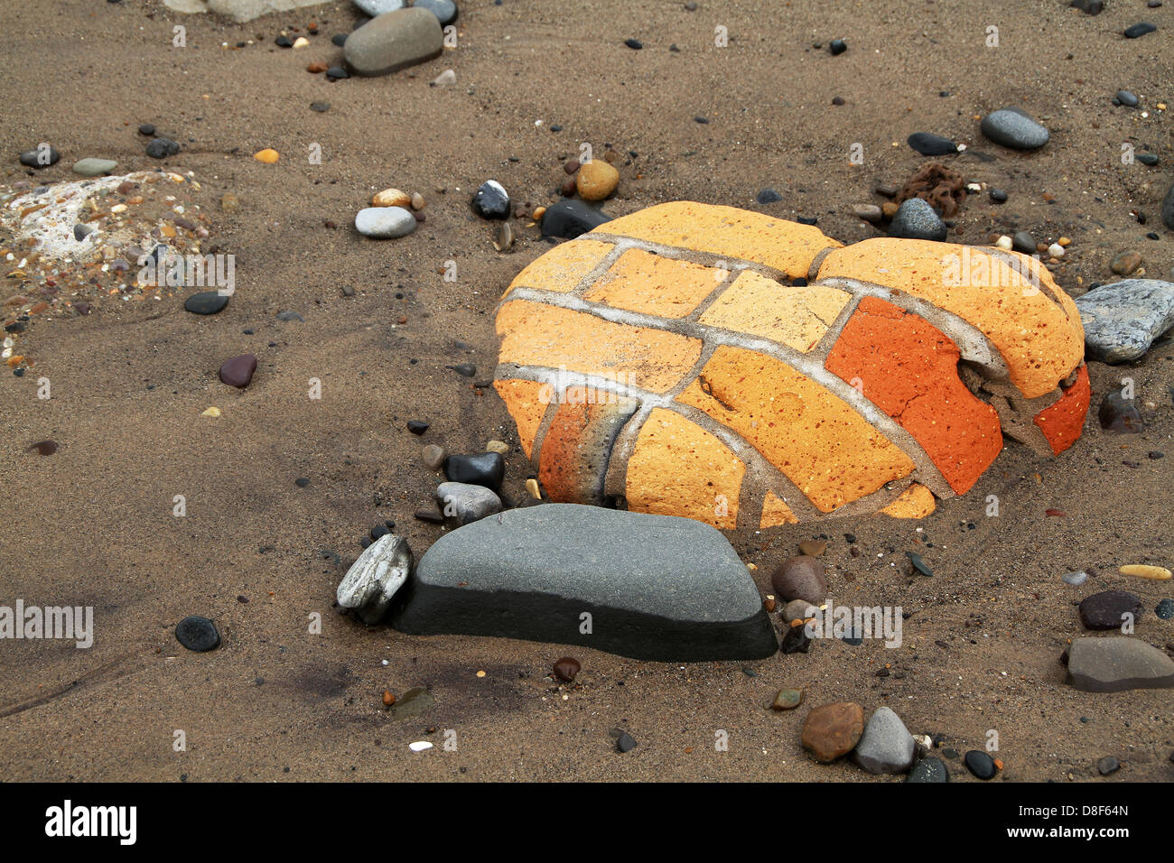 Abschnitt der Mauer von Meer getragen. Stockfoto