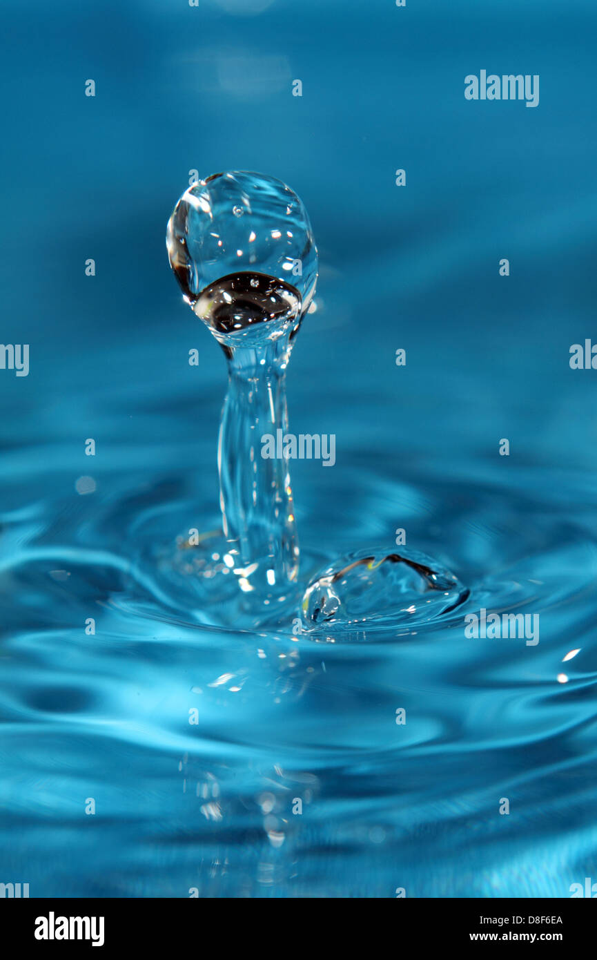 Berlin, Deutschland, fängt Wassertropfen auf der Wasseroberfläche zu Stockfoto