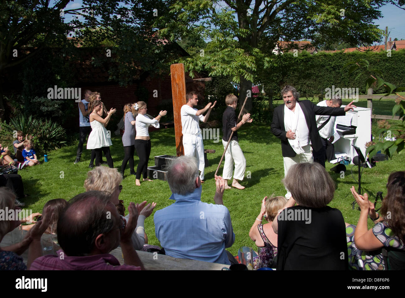 Amateur Dramatics Produktion von Godspell in einem Garten Suffolk Szene zu schließen. Stockfoto