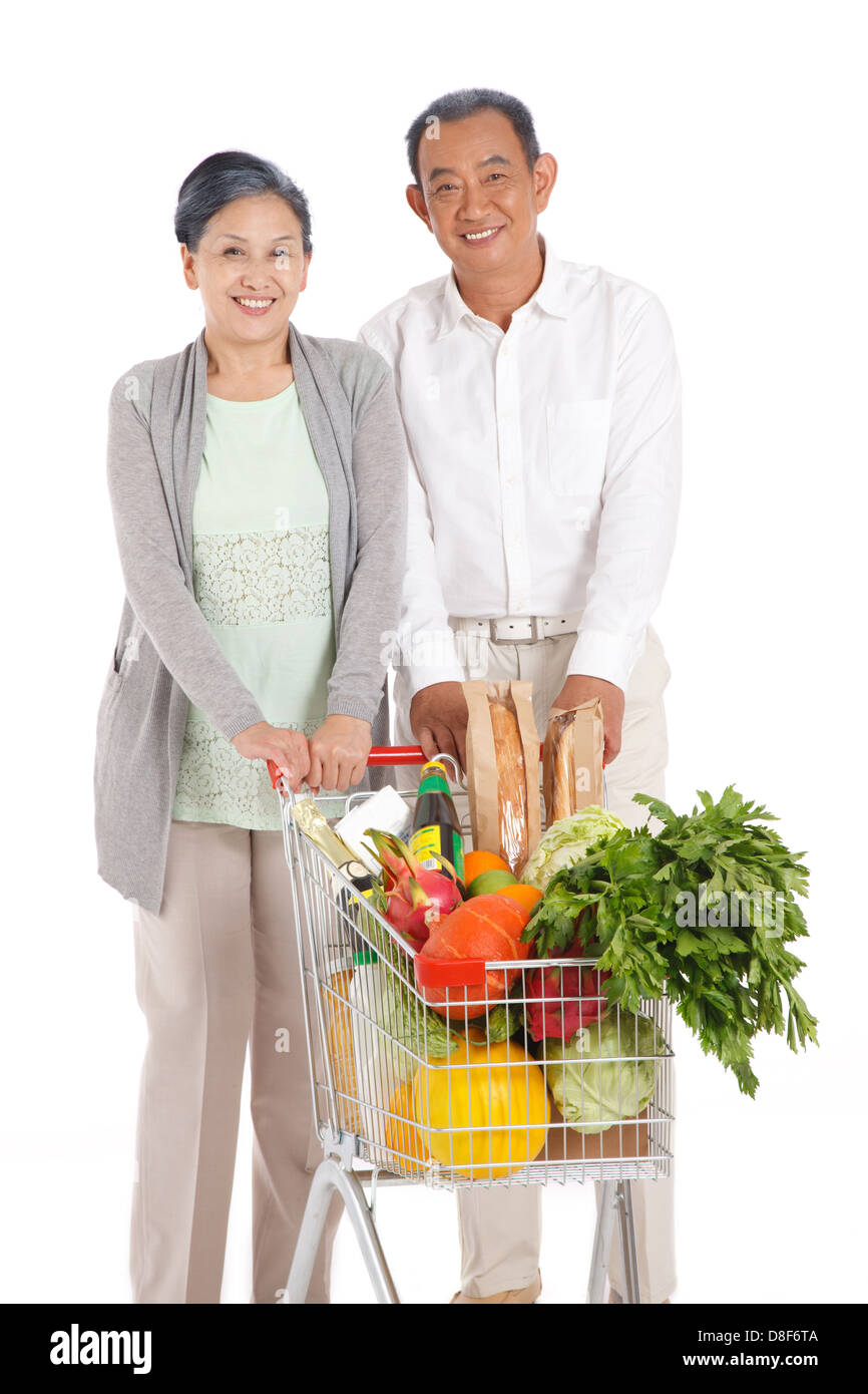 Altes Ehepaar mit Warenkorb einkaufen Stockfoto