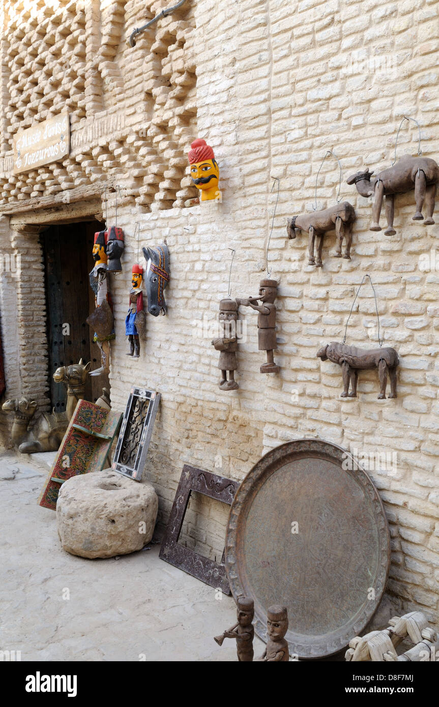 Artikel zum Verkauf an der Wand der alten Medina Tozeur Tunesien Stockfoto